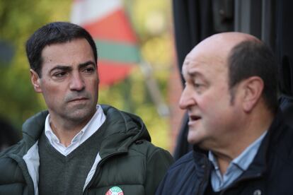 El candidato del PNV a lehendakari Imanol Pradales (izquierda), junto al presidente del partido, Andoni Ortuzar, este domingo en Sukarrieta (Bizkaia). 
