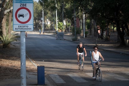 Un hombre y una mujer circulan en bicicleta por la nueva zona de bajas emisiones de La Línea de la Concepción (Cádiz).