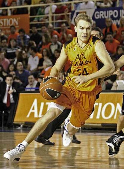 Brad Oleson conduce la pelota en el partido del sábado ante el Iurbentia.