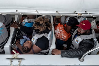 Haitian migrants board a boat in Necoclí.