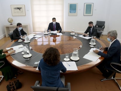 El presidente del Gobierno, Pedro Sánchez, preside la reunión del comité de seguimiento del coronavirus, al que asiste el ministro de Sanidad, Salvador Illa (a su derecha).