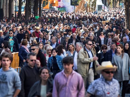 Gente caminando por el centro de Valencia, el pasado marzo.