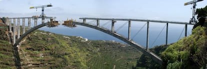 Construcci&oacute;n del Arco de los Tilos, puente en Santa Cruz de Tenerife. 