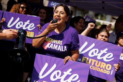 Trabajadores de hogares de ancianos y proveedores de atención domiciliaria, se reúnen en Los Ángeles para manifestarse en apoyo de la candidata presidencial demócrata Kamala Harris, en los Ángeles, California, EE.UU. El 4 de octubre de 2024.