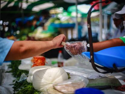 Un vendedor de queso Oaxaca a granel en un mercado de Ciudad de México.