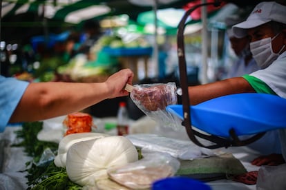 Un vendedor de queso Oaxaca a granel en un mercado de Ciudad de México