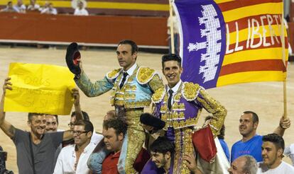 Los diestros Enrique Ponce y Alejandro Talavante, a hombros tras el festejo en la plaza de toros de Palma de Mallorca.