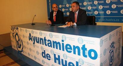 El teniente alcalde de Hacienda en Huelva, Juan Carlos Adame, y el de Régimen Interior, Saúl Fernández.