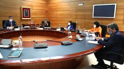 Pedro Sánchez, junto a otros miembros del Gobierno, preside este lunes la reunión en Madrid del grupo de trabajo que coordina el operativo de evacuación en Kabul (Afganistán), este lunes.