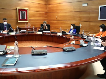 Pedro Sánchez, junto a otros miembros del Gobierno, preside este lunes la reunión en Madrid del grupo de trabajo que coordina el operativo de evacuación en Kabul (Afganistán), este lunes.