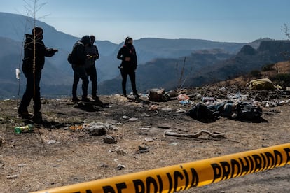 Elementos de la Policía de Zapopan realizan el trabajo de peritaje de un cuerpo encontrado en la orilla de la carretera Juchipila-Guadalajara, el pasado 17 de febrero.