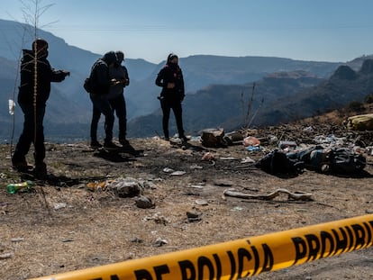 Elementos de la Policía de Zapopan realizan el trabajo de peritaje de un cuerpo encontrado en la orilla de la carretera Juchipila-Guadalajara, el pasado 17 de febrero.