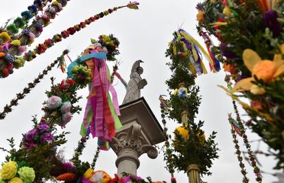 Escultura de San Simón rodeado por palmas del concurso para comprobar cual es la más alta, en la ciudad polaca de Lipnica Murowana.