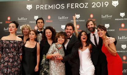 El elenco de 'Arde Madrid' celebra su galardón.