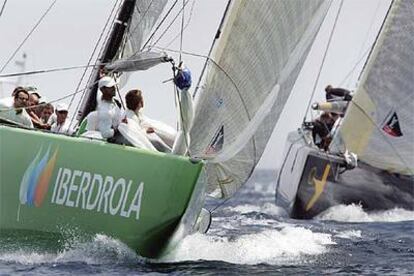 El <i>Desafío Español</i> lidera la regata ante el <i>Victory Challenge</i>.