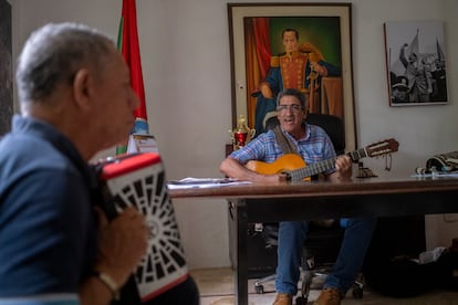 Julián Conrado y el músico Jaime Arrieta ensayan la canción con la que presentara la rendición de cuentas de su administración.