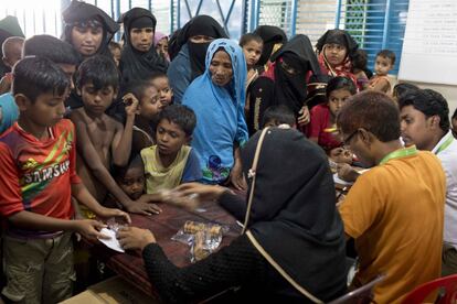 Un grupo de refugiados hace cola para pagar en una de las tiendas del Programa Mundial de los Alimentos en los campos donde viven los rohinyá.