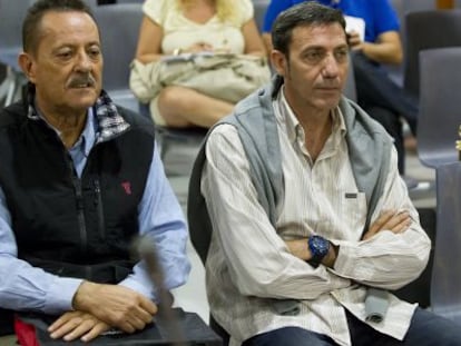 Julián Muñoz y Javier Lendínez, este lunes en la Audiencia de Málaga.