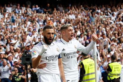 Karim Benzema y Fede Valverde celebrando el primer gol del clásico en el Santiago Bernabéu este domingo.