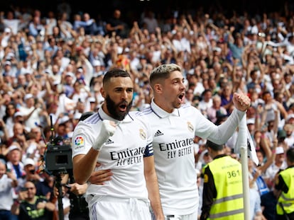 Karim Benzema y Fede Valverde celebrando el primer gol del clásico en el Santiago Bernabéu este domingo.