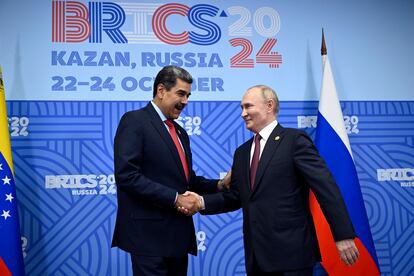 El presidente de Venezuela, Nicolás Maduro (a la izquierda), saluda al ruso, Vladímir Putin, en la cumbre de los BRICS, este miércoles en Kazán, Rusia.