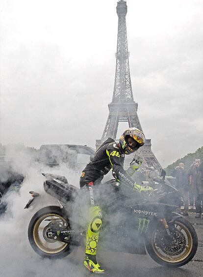 Antes de rodar en el circuito de Le Mans, Valentino Rossi se da una vuelta por los lugares más emblemáticos de París promocionando una marca de bebida energética. El italiano quema rueda frente a la Torre Eiffel.