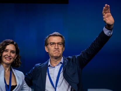 Isabel Díaz Ayuso y Alberto Núñez Feijóo, durante el congreso que celebró el PP de Madrid a mediados de mayo.