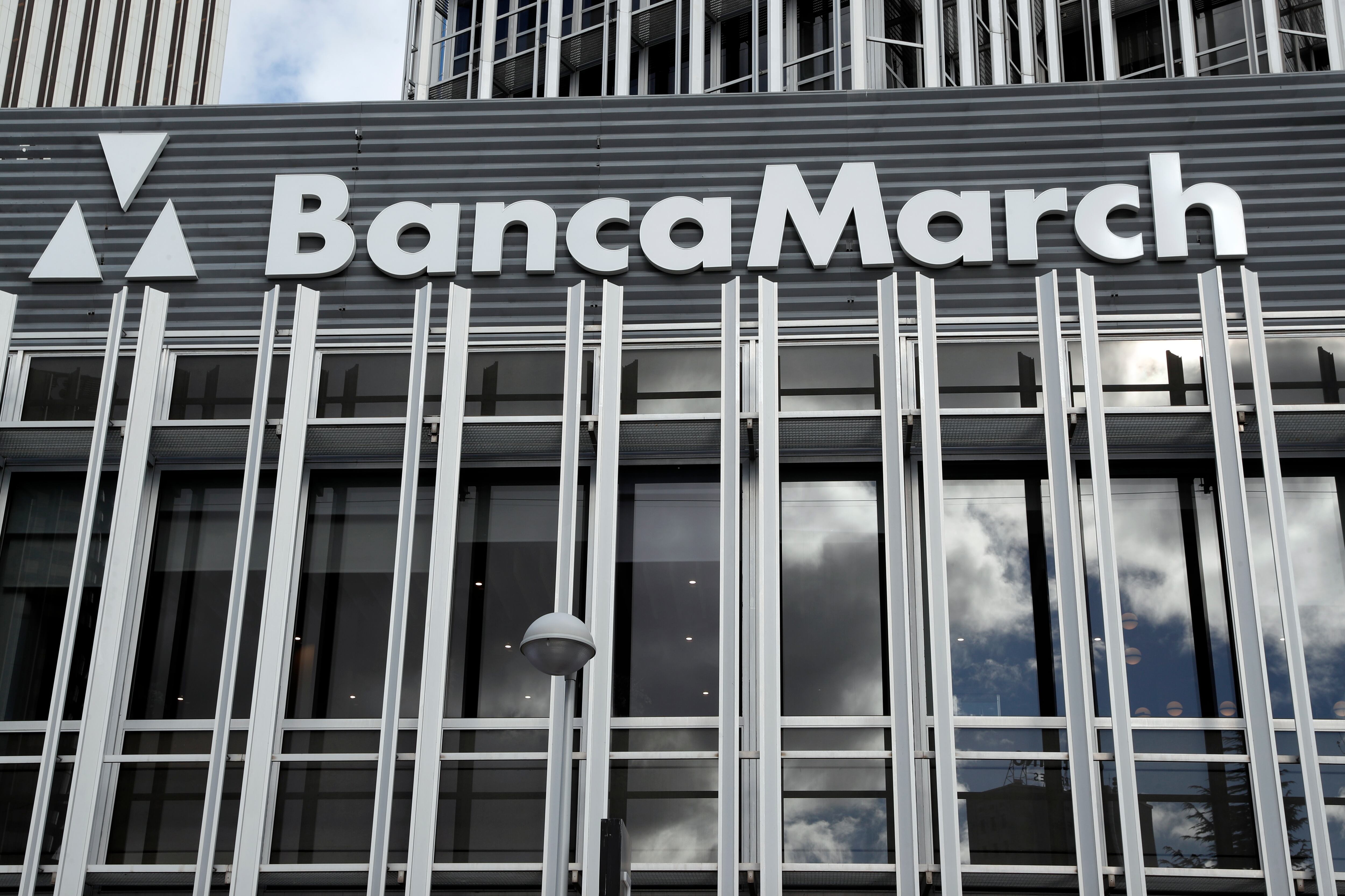 Banca March duplica su beneficio en el primer semestre por la aportación de Alba