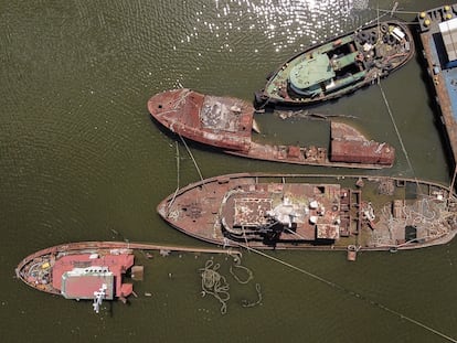 Restos de barcos hundidos en uno de los canales de acceso a la Bahía de Guanabara, el 21 de noviembre de 2022, en Niterói, cerca a Río de Janeiro (Brasil).