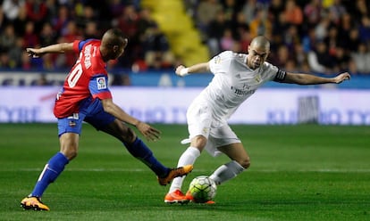 Pepe y Deyverson luchan por la pelota.