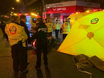 Policía y Samur atienden a la víctima en el lugar del accidente, el número 198 de la calle Alcalá.