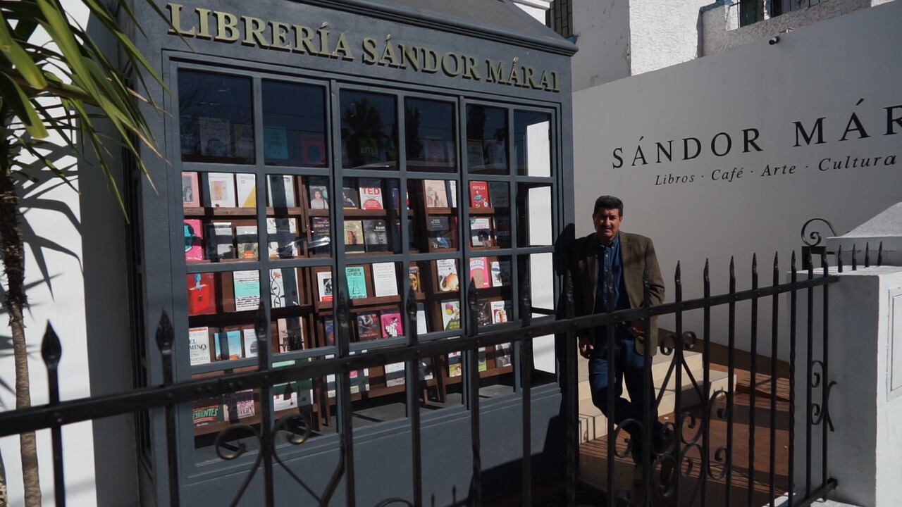 Corral afuera de su librería Sándor Márai, ubicada en el centro de la ciudad de Chihuahua.