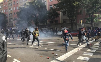 Altercados entre Mossos y Boixos el 28 de octubre cerca del Camp Nou.