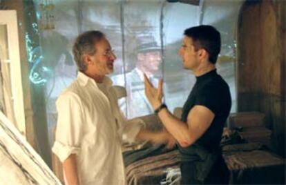 El director Steven Spielberg y el actor Tom Cruise.