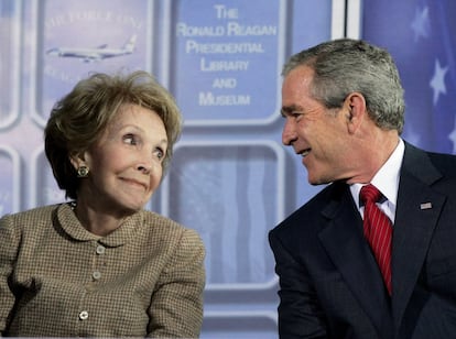 21 de octubre de 2005. El presidente de los Estados Unidos George W. Bush con Nancy Reagan durante una ceremonia dedicada a las Fuerzas Aéreas en California.