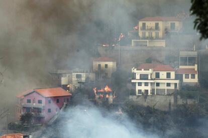 Casas incendiadas en Curral dos Romeiros, cerca de Funchal, isla de Madeira.