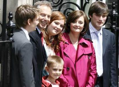 Los Blair con sus hijos, entre ellos Nicky, el primero a la derecha.