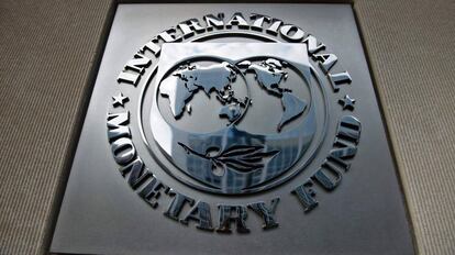 Logo del Fondo Monetario Internacional en su sede