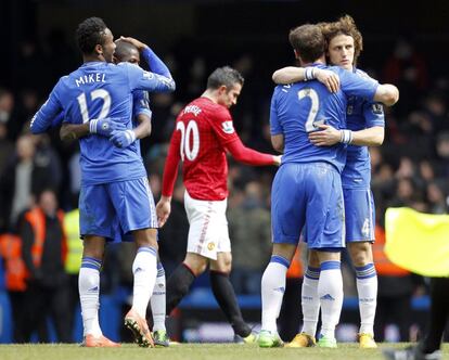 Los jugadores del Chelsea celebran la victoria ante el Manchester United en el partido de desempate de los cuartos de final de la FA Cup, el manchester City espera en la semifinal.