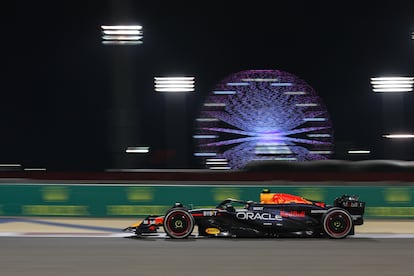 Checo Pérez conduce el Oracle Red Bull Racing RB19 durante el Gran Premio de F1 de Bahrein , Bahrein