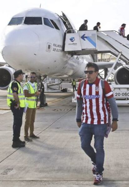 Aficionados del Atlético aterrizan en el aeropuerto de Portela (Lisboa)