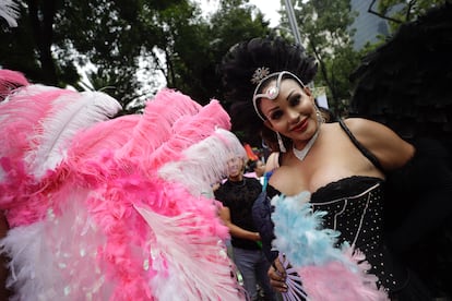  Una mujer posa con un abanico con los colores de la bandera trans durante la marcha del Día del Orgullo LGTBI, este sábado en Ciudad de México.