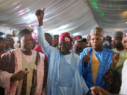 Bola Tinubu, en el centro, celebra la victoria en las elecciones de Nigeria con sus seguidores en la sede de campaña de su partido en Abuya.