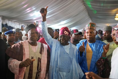 Bola Tinubu, en el centro, celebra la victoria en las elecciones de Nigeria con sus seguidores en la sede de campaña de su partido en Abuya.