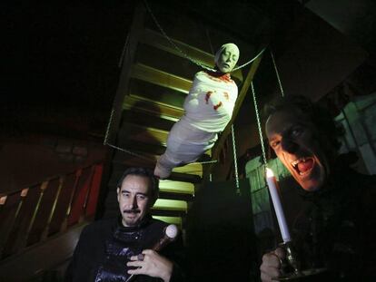 Raúl De Tomás (izquierda) y Álex Tormo, en la cripta de la Caja del Terror.