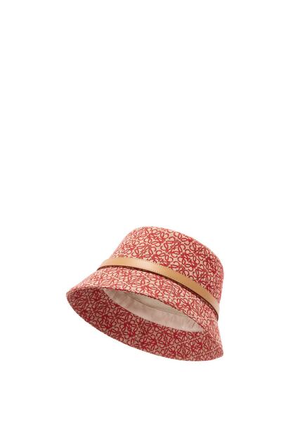 La colección especial de la casa española Loewe para la ocasión incluye este sombrero de pescador para hombre en jacquard de Anagrama con banda de piel de ternera. Precio: 390 euros.