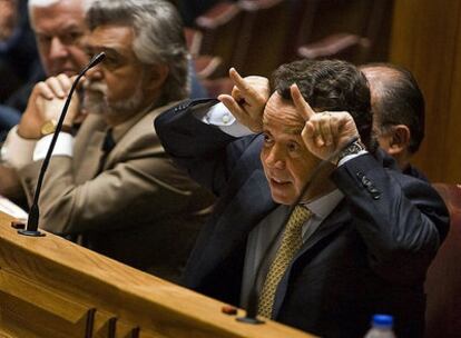 El ex ministro de Economía portugués Manuel Pinho haciendo el signo de los cuernos en el Parlamento