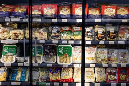 Zona refrigerada con diferentes tipos de pasta fresca, en la tienda de Market Casa Italia, en Travessera de Gràcia 143 (Barcelona)