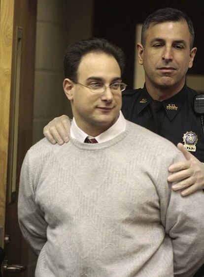 Tankleff, escoltado por un policía, entra en diciembre de 2007 en la sede del tribunal de Nueva York que revisó su caso.