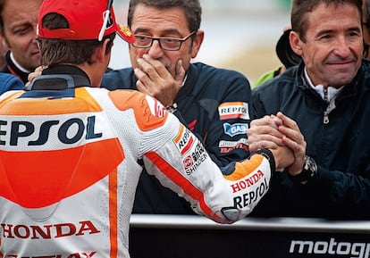 Los orígenes de Marc Márquez son humildes. Su padre, Julià Márquez (a quien da la mano en la fotografía), era un albañil en paro aficionado a las motos que le ha acompañado a lo largo de toda su carrera por el mundo. A su lado, el jefe de mecánicos de Márquez, Bruno Leoni. En esta temporada, el piloto de Repsol ha ido organizando su propio equipo de ingenieros y mecánicos de confianza, principalmente provenientes de la cantera de la escuela Monlau, entre ellos, Santi Hernández, Carlos Liñán, Jordi Castellà , Javier Ortiz y Hugo Bucher.